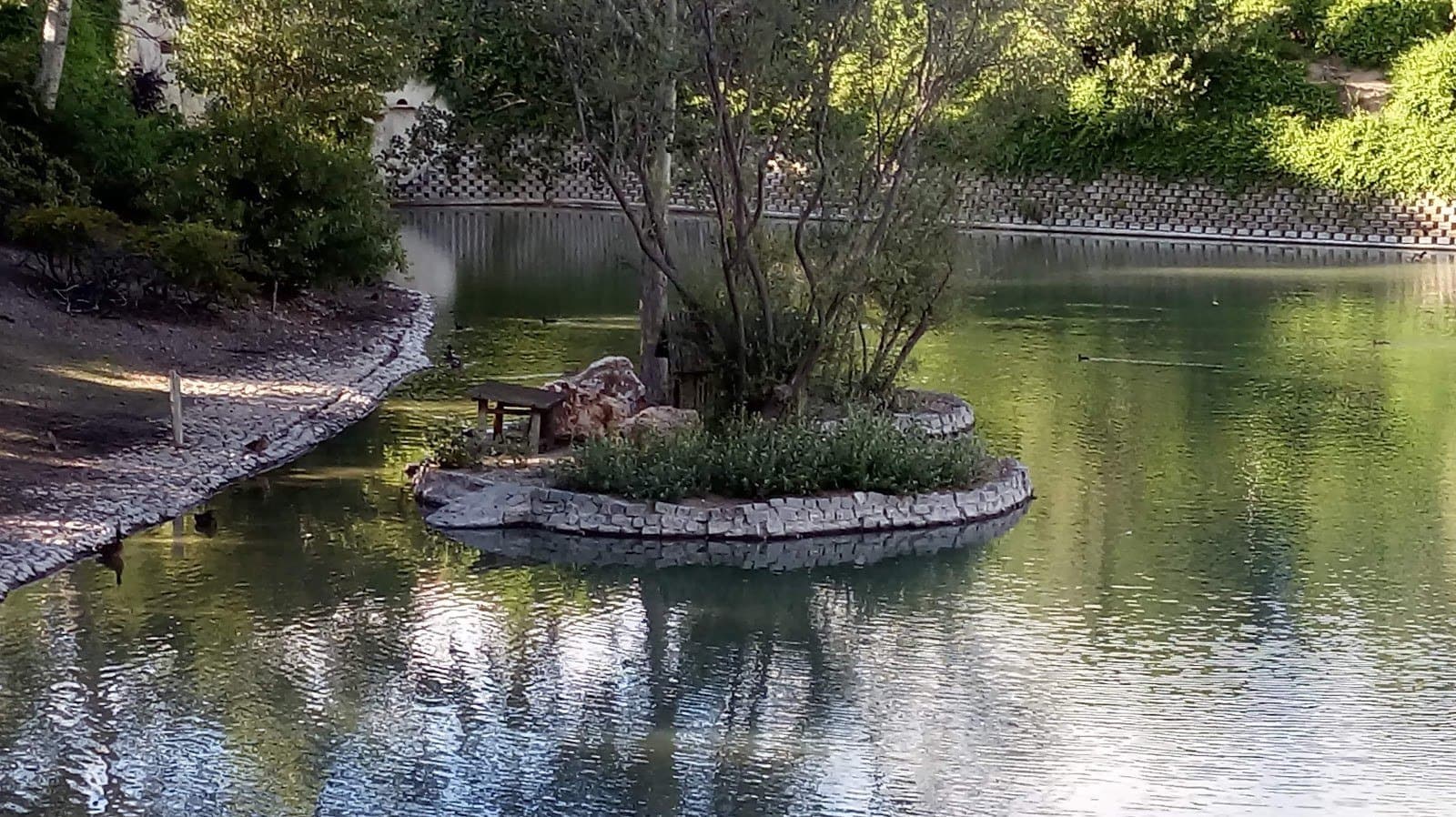 Parque de Galicia: lago con patos y hórreo gallego (Alcobendas) 2