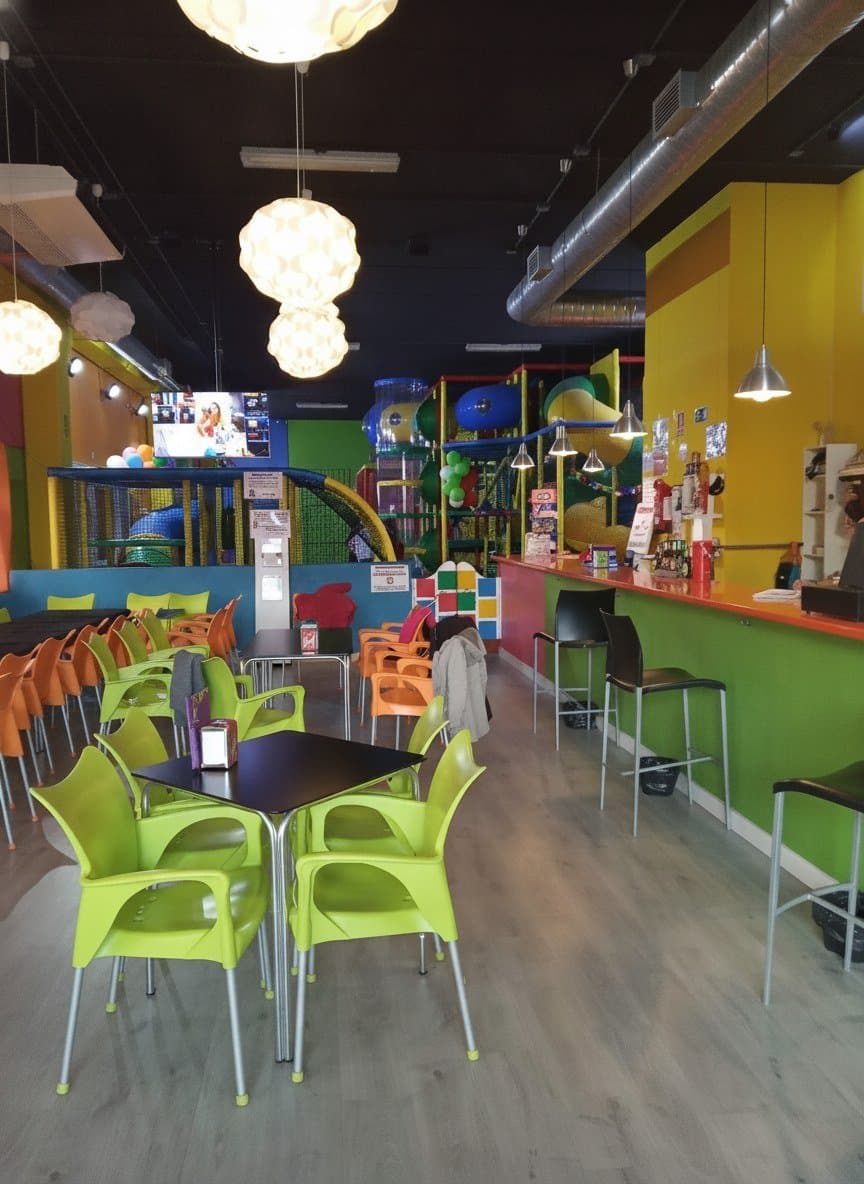 Happy Restaurante: parque de bolas con monitores en Alcalá 3