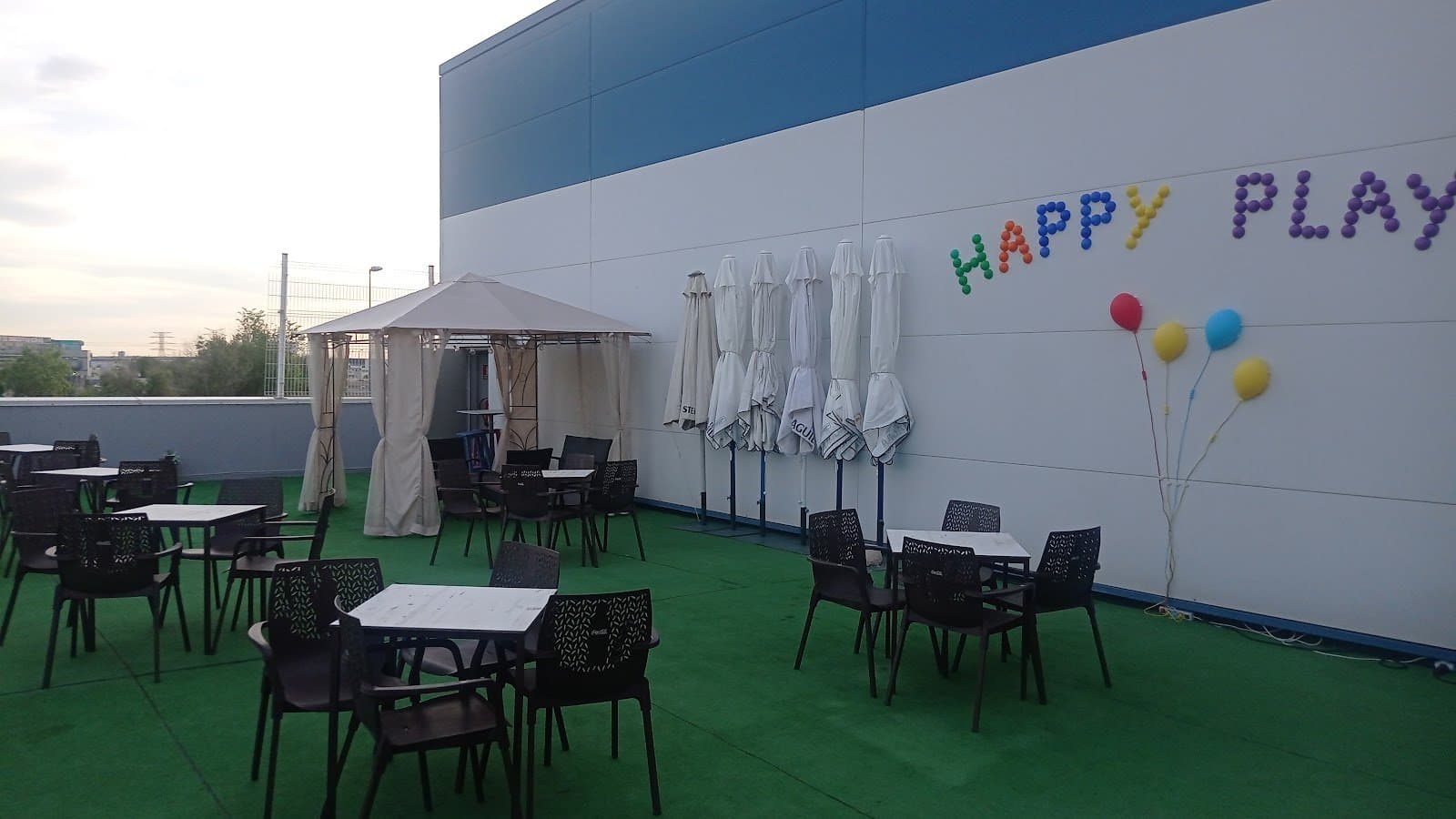 Happy Restaurante: parque de bolas con monitores en Alcalá 4