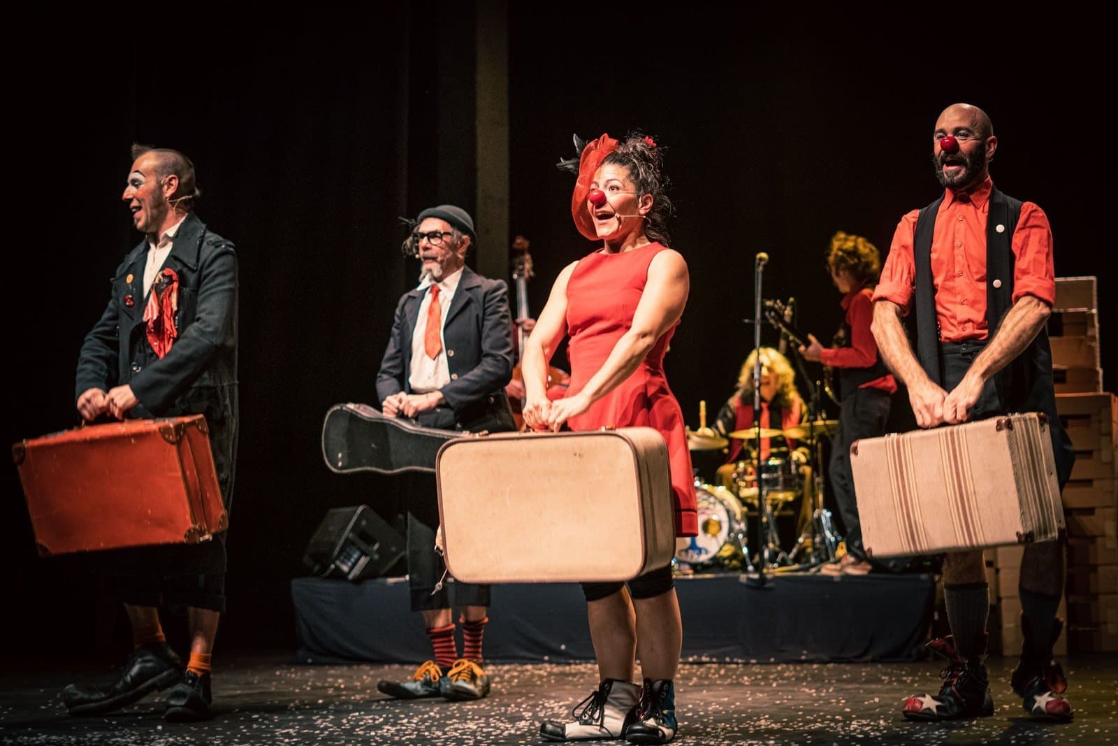 «Más payasos que nunca», circo y música en directo de Indeleble