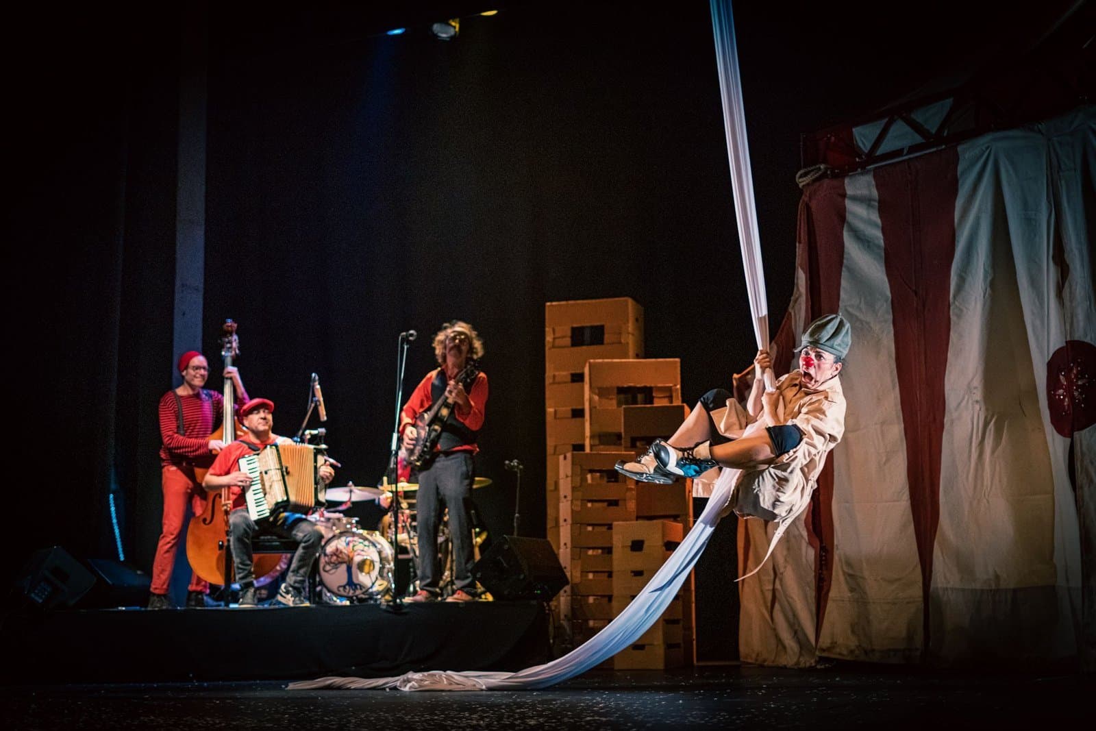 «Más payasos que nunca», circo y música en directo de Indeleble 2