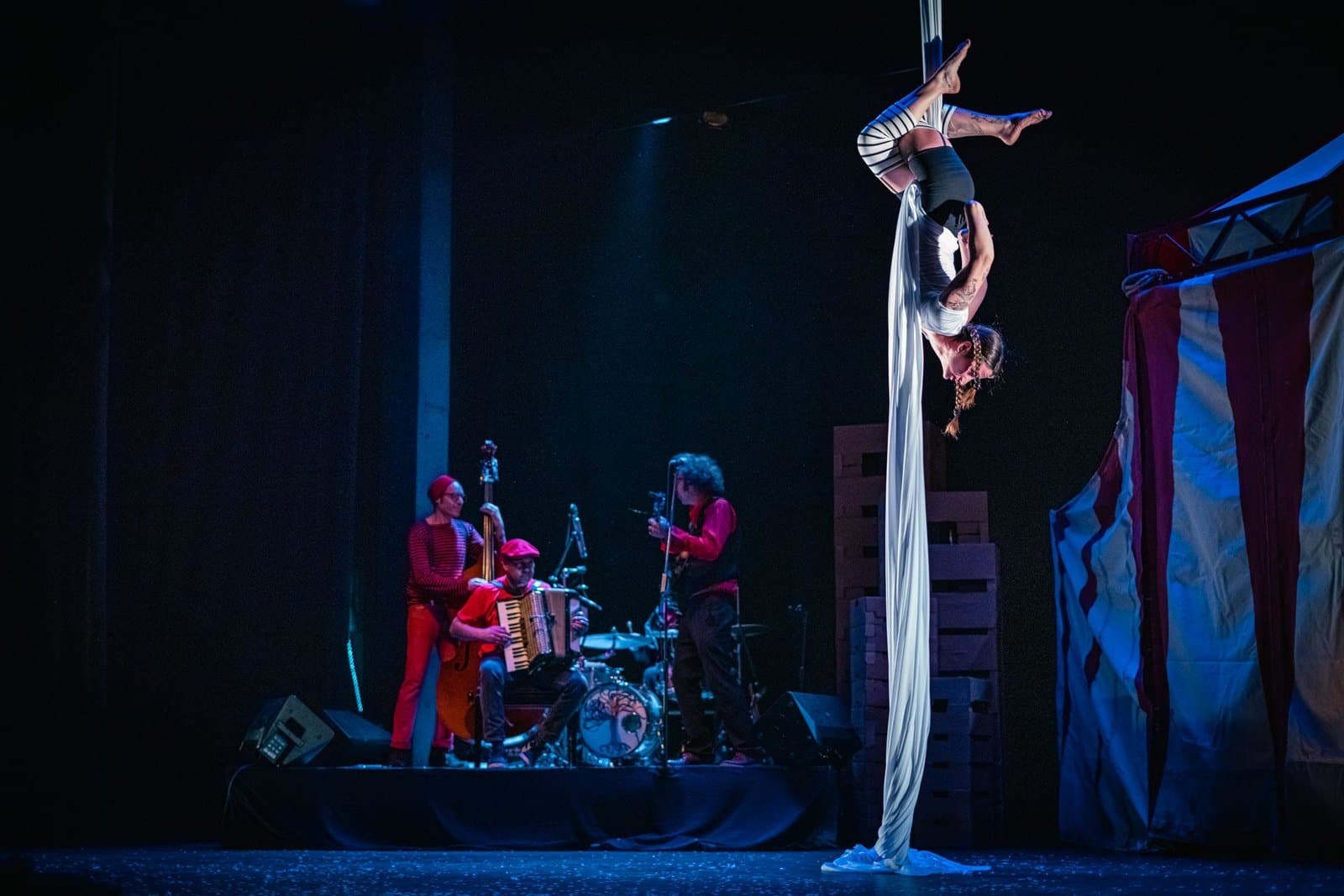 «Más payasos que nunca», circo y música en directo de Indeleble 3