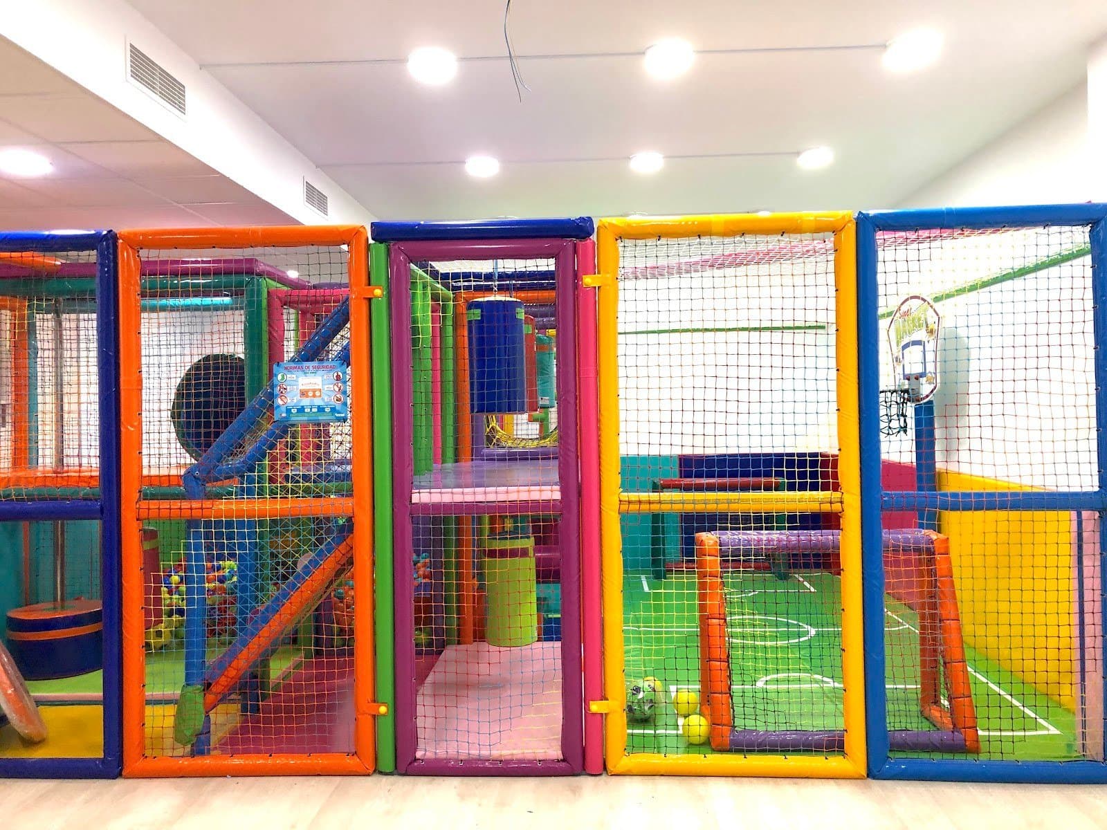 PirlimPimpim: el parque de bolas con monitores (Alcobendas)