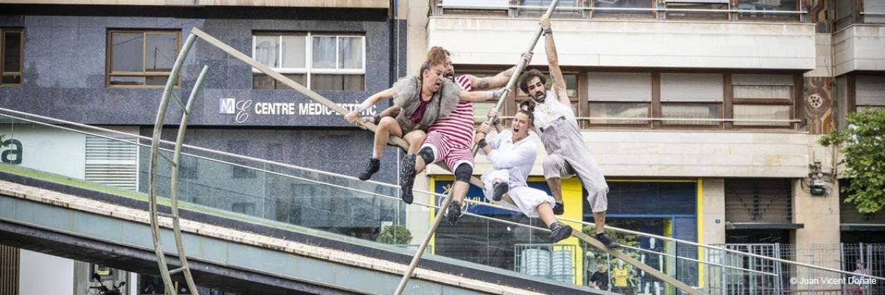 «Play Time», circo acrobático en familia en el Jardín de la Vega 2