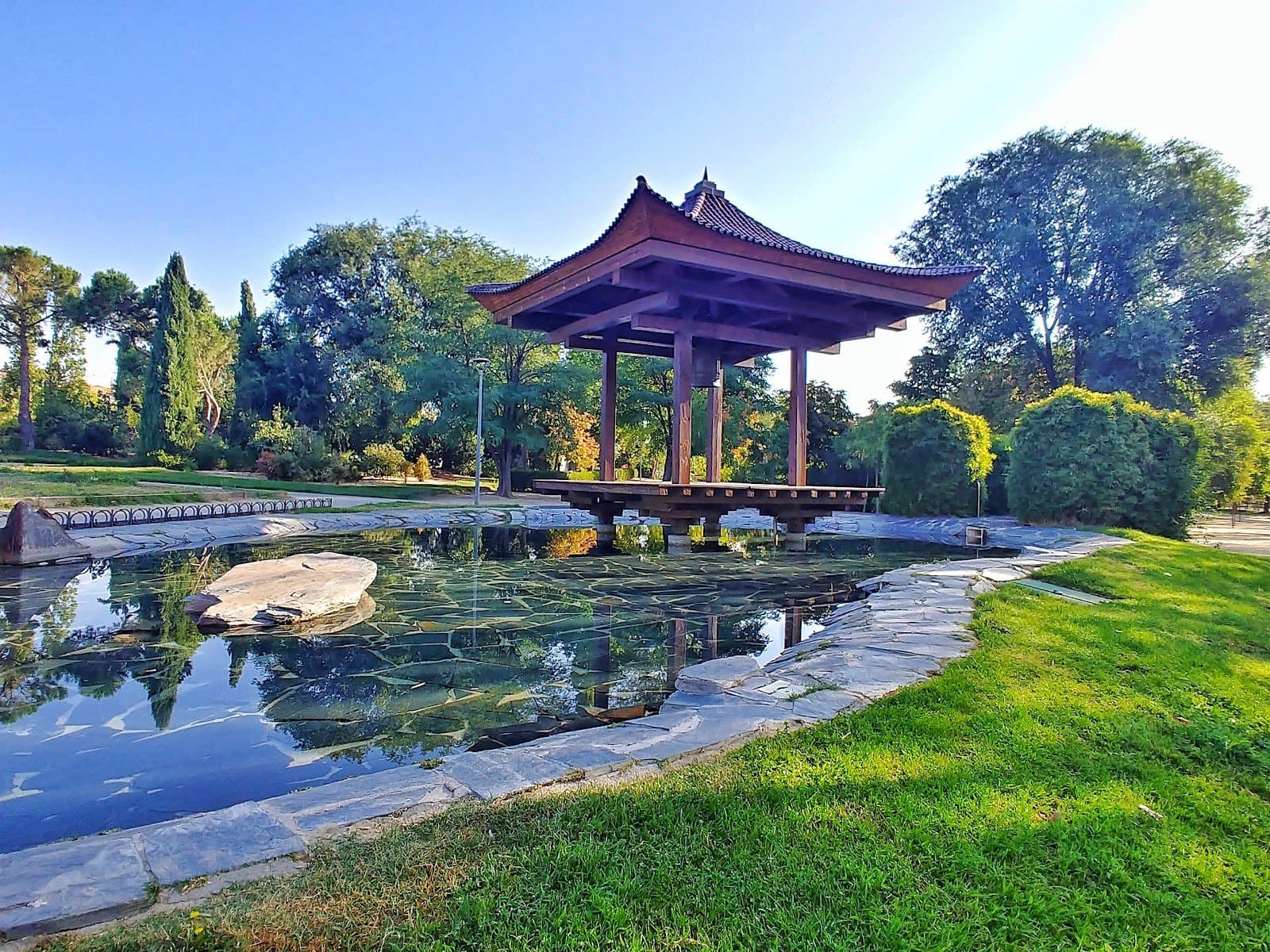 Parque Jardín de la Vega: bonsáis, rosaleda y zona infantil (Alcobendas)