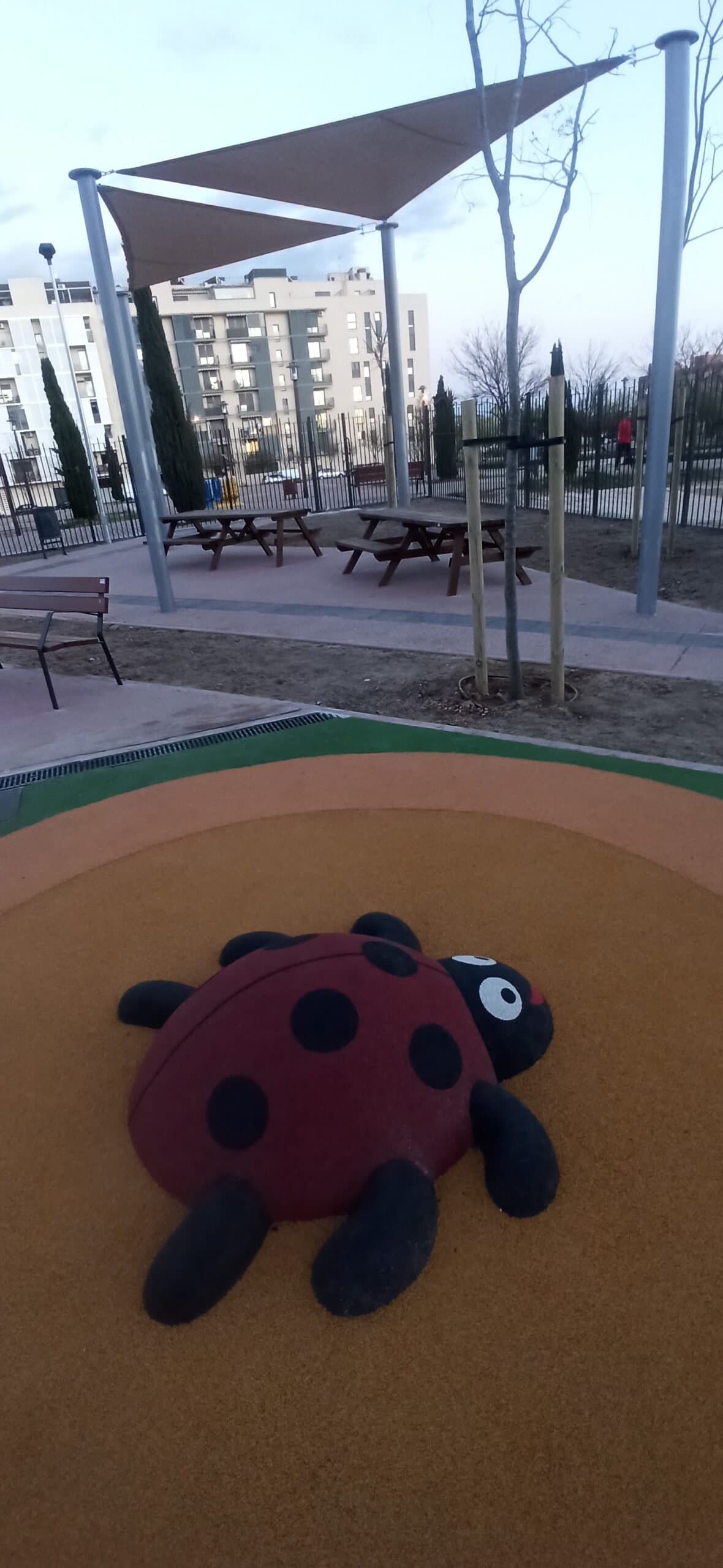 Área de Recreo Plaza del Viento (Alcalá): toboganes, columpios y suelo de caucho al aire libre