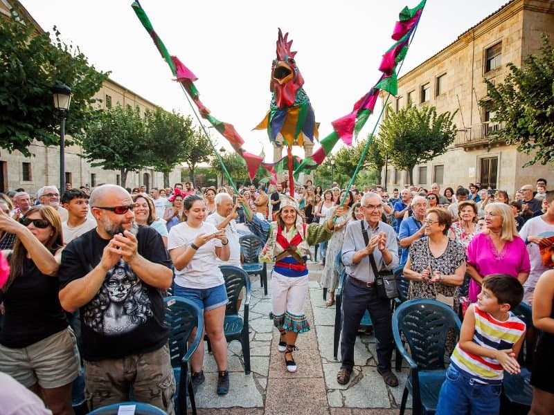 Cultura en la calle: Titiriteros de Binéfar – ‘El Abrazo’