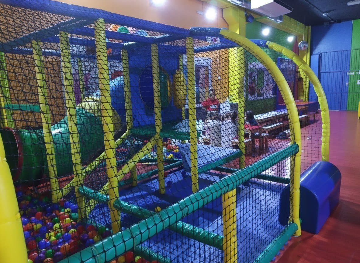 Happy Restaurante: parque de bolas con monitores en Alcalá