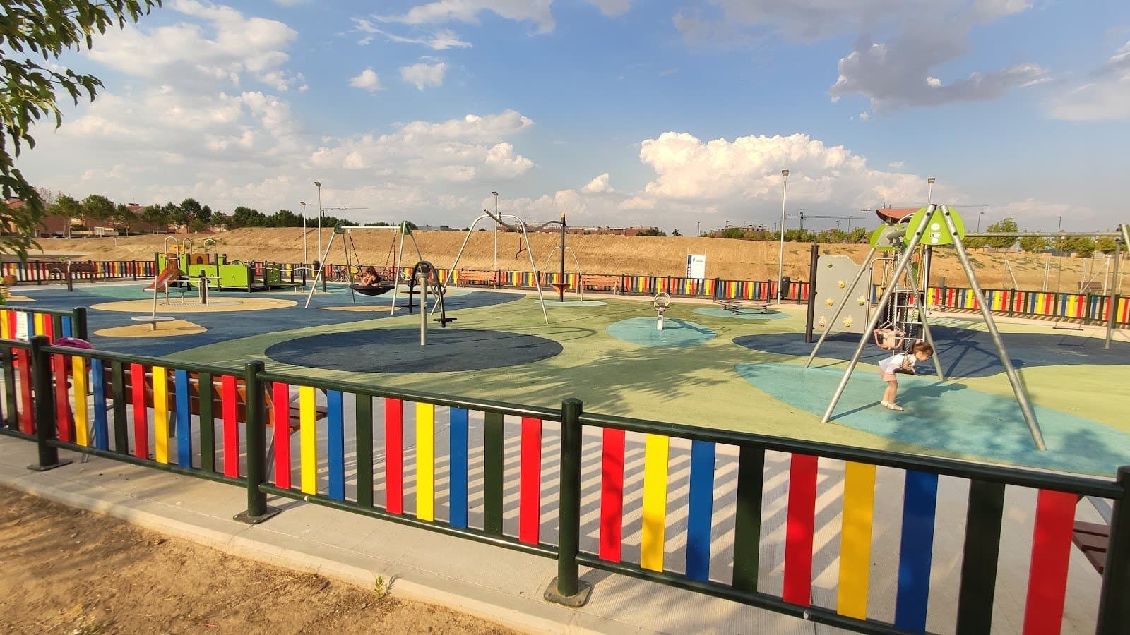 Parque Infantil de Los Hueros: chorros de agua, columpios y pump track al aire libre
