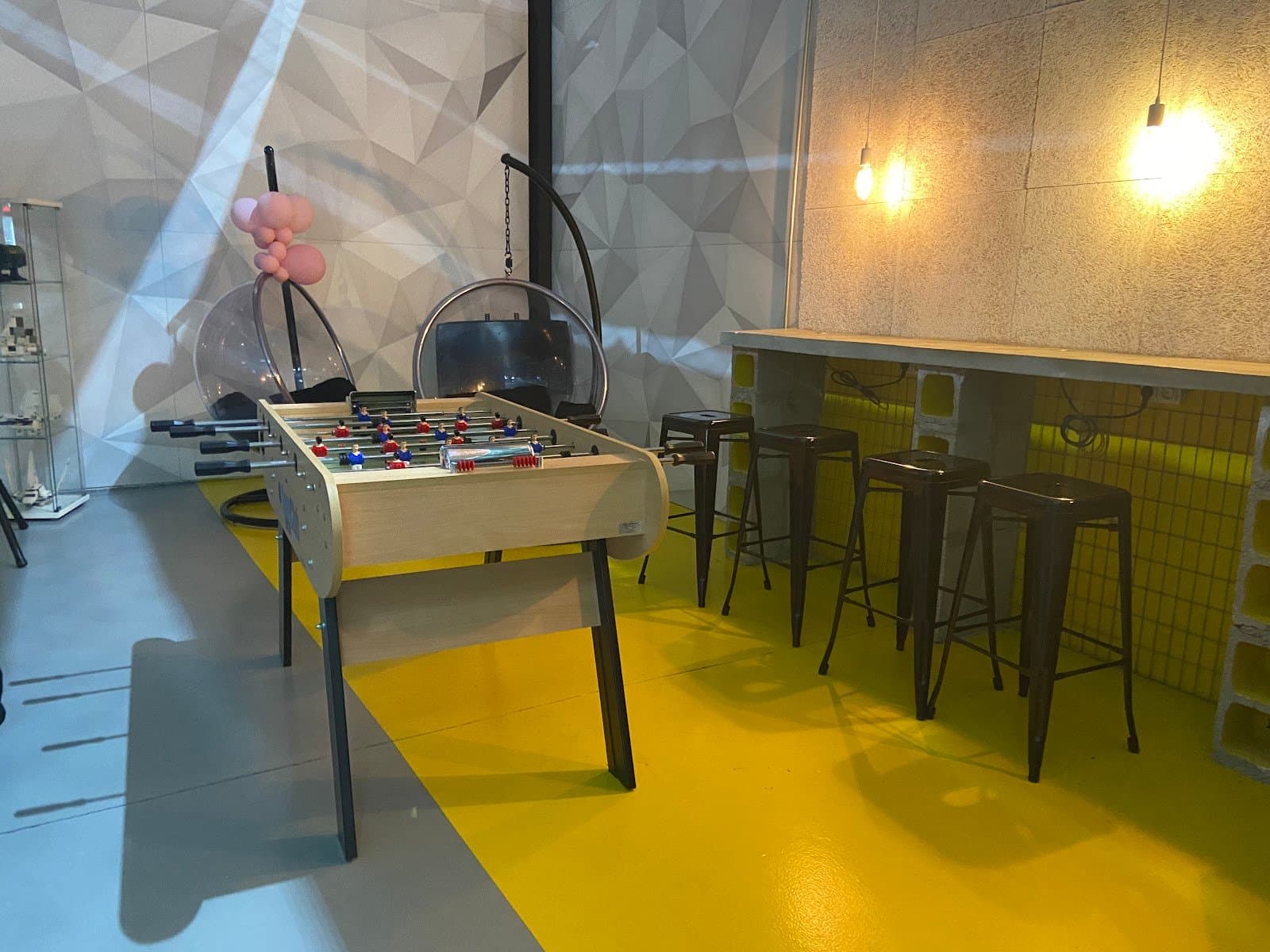 The Moon Eat & Fun: restaurante con parque de bolas en Rivas