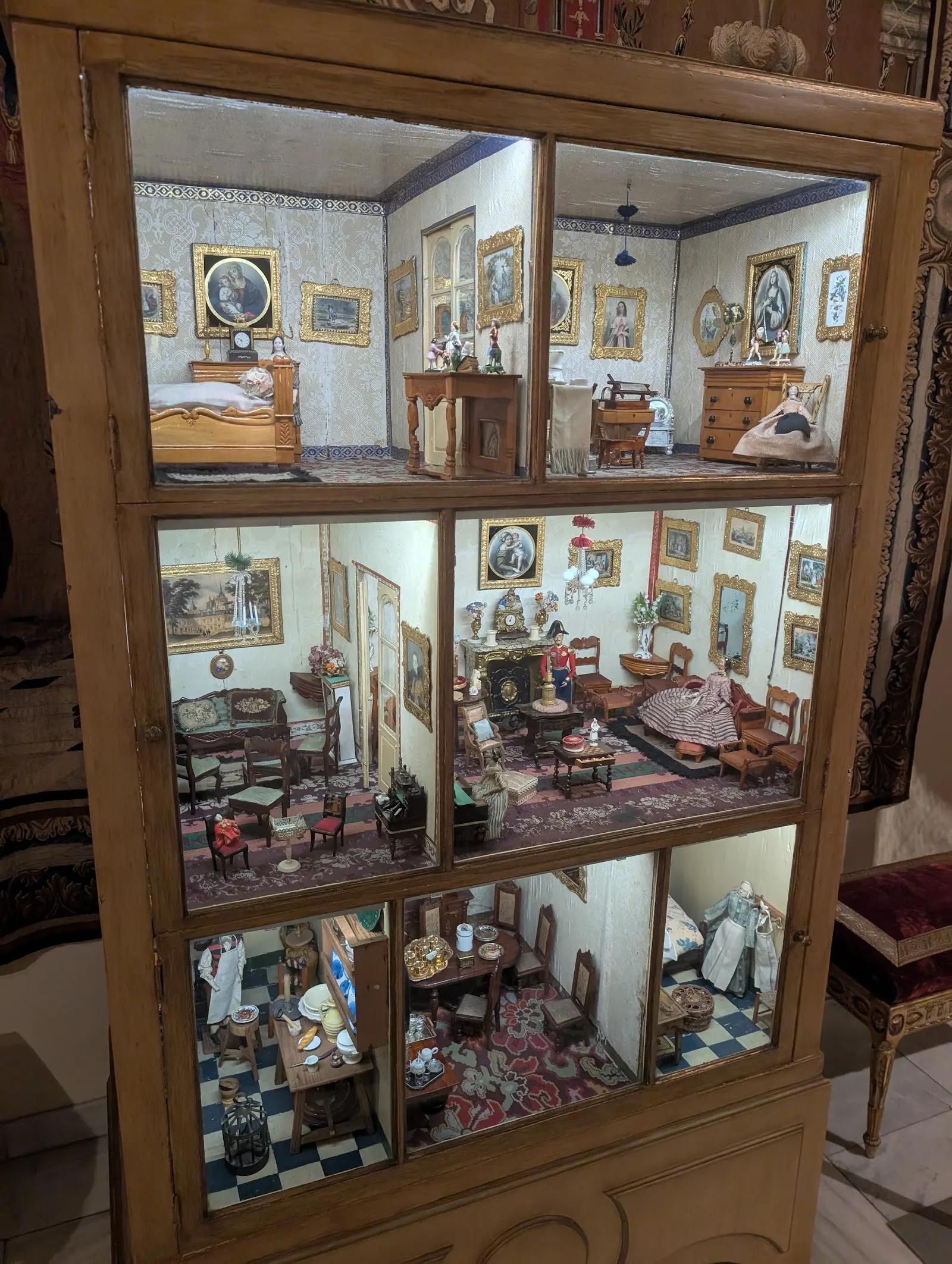 Museo Nacional de Artes Decorativas: casas de muñecas y una cocina valenciana de azulejos