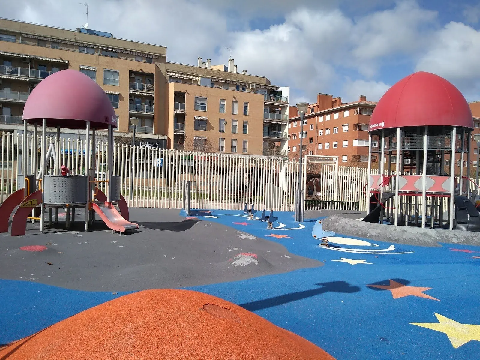 Parque del Espacio: tobogán de tubo y tirolina espacial (Alcobendas)