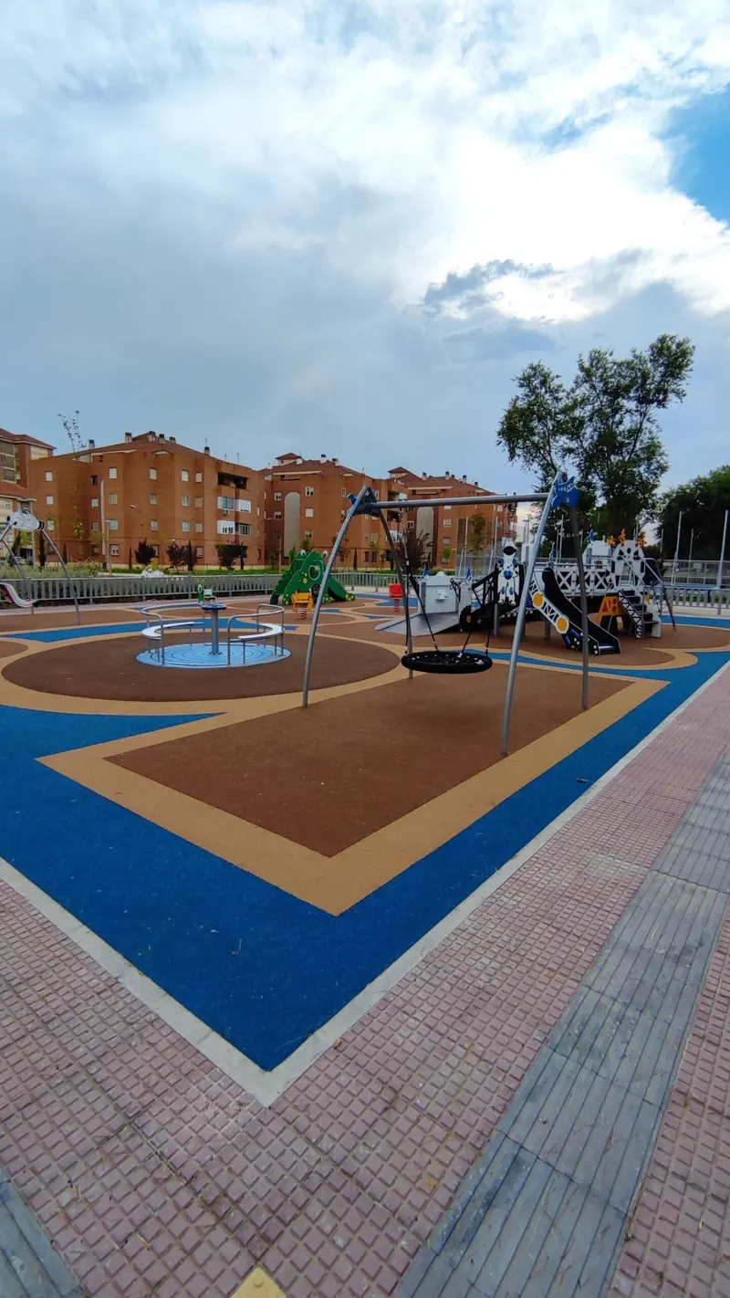 Parque Ciudad del Aire: tobogán rana, columpios y jardines aromáticos