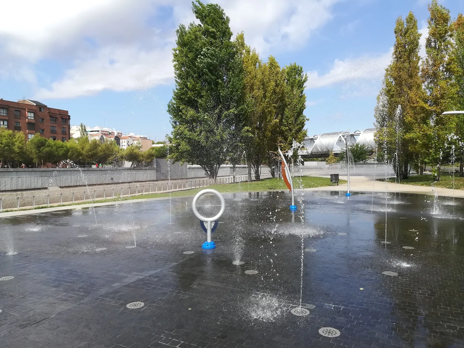 La Playa de Arganzuela: chorros de agua en Madrid Río