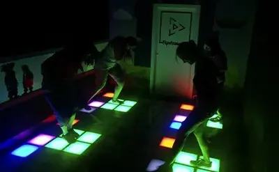 Pixel Games: «El Suelo es Lava», baldosas LED en Legazpi 3