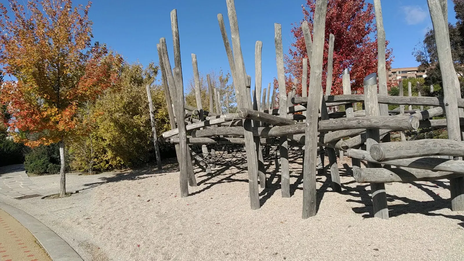 El Esqueleto de Madrid Río: trepar entre troncos en Arganzuela
