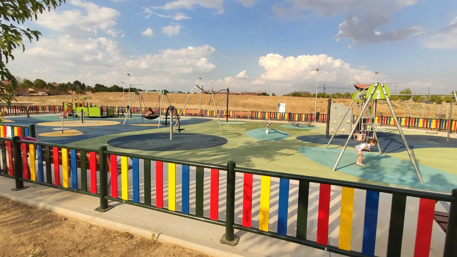 Parque Infantil de Los Hueros: chorros de agua, columpios y pump track al aire libre