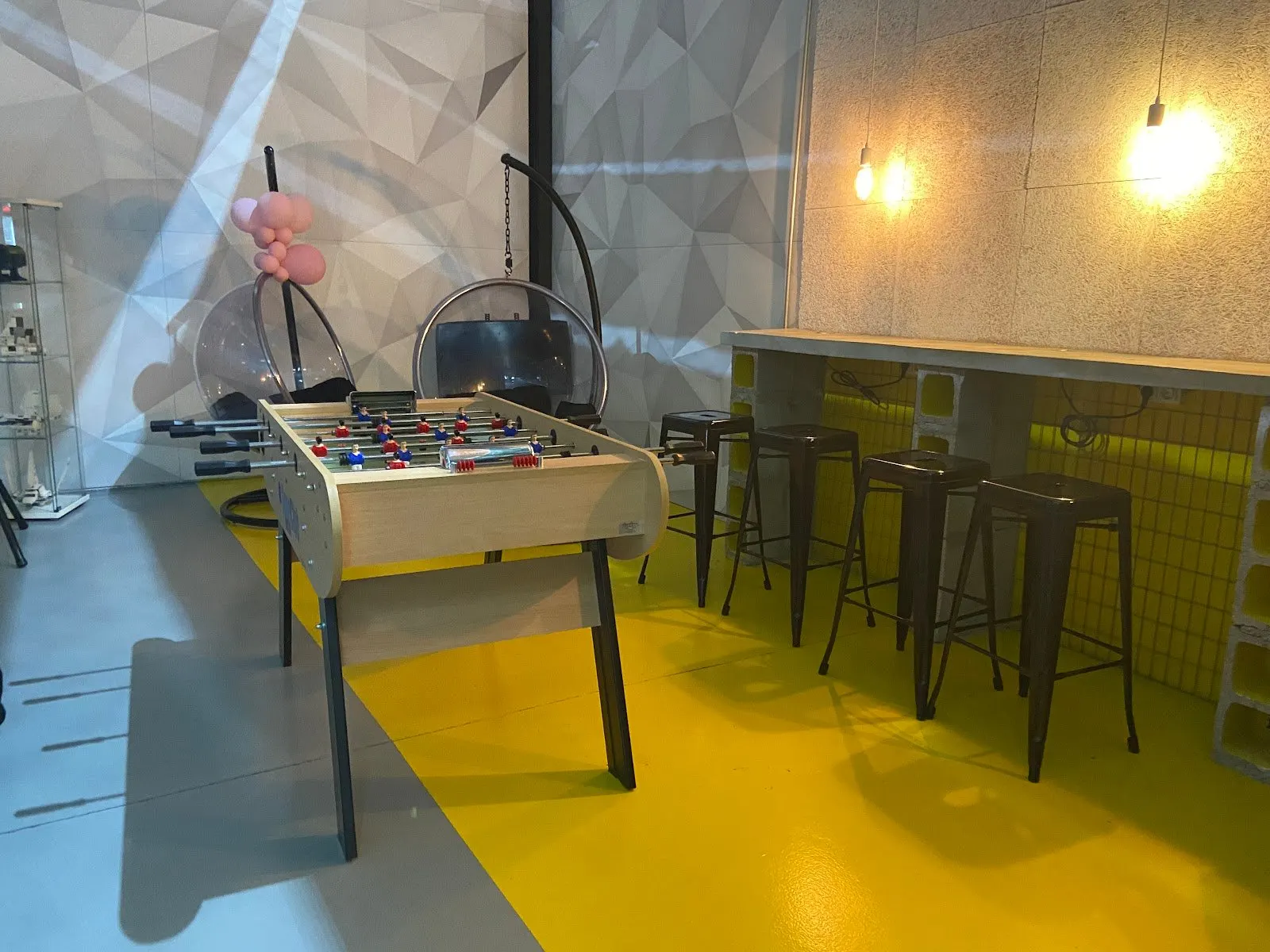 The Moon Eat & Fun: restaurante con parque de bolas en Rivas