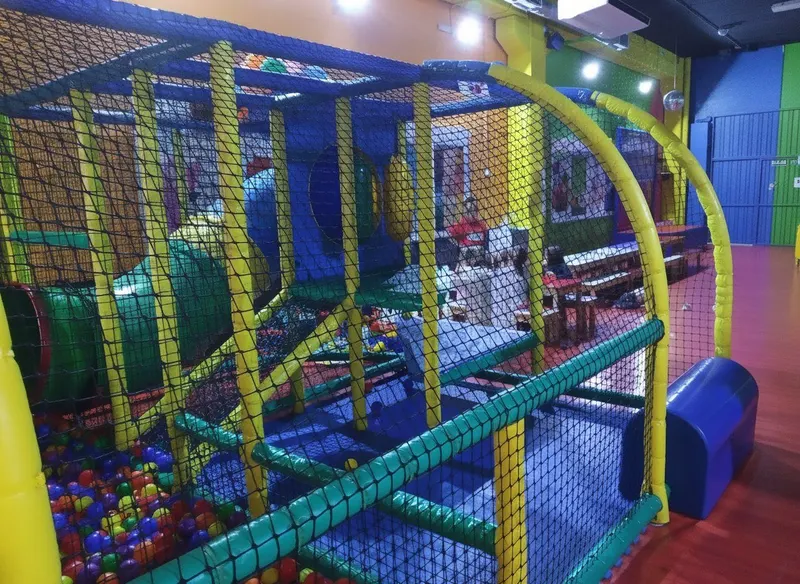 Happy Restaurante: parque de bolas con monitores en Alcalá