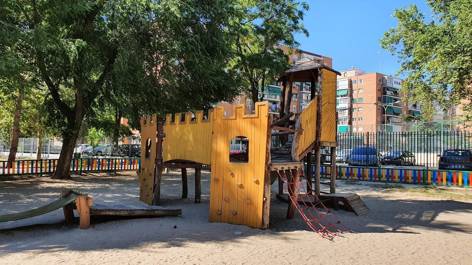 Parque infantil Don Quijote (Alcalá): castillo de madera, columpios y molinos a la sombra